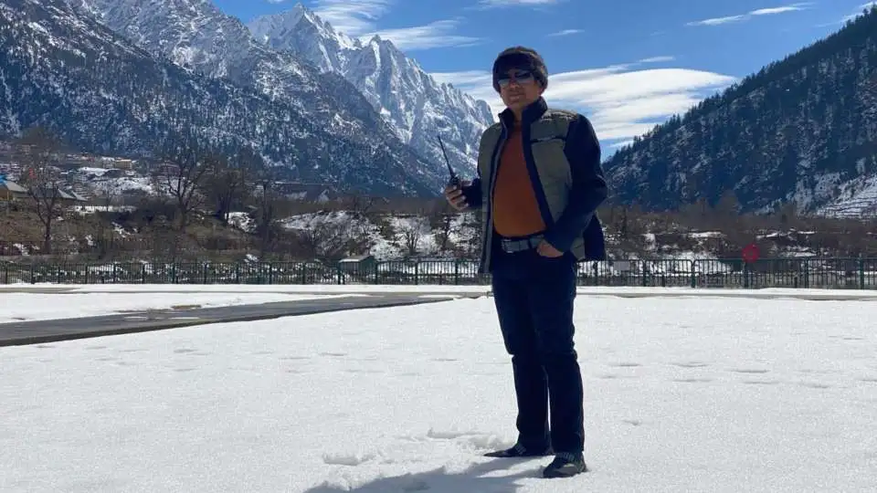 Sandeep Garg with Motorola walkie talkie in Himachal pradesh in Snow area
